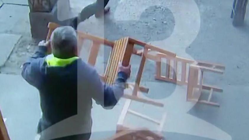 Con sillas frustran asalto a restaurante de Santiago Centro