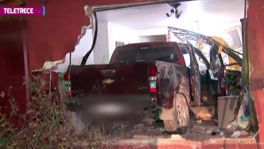 Conductor que huía de un asalto quedó incrustado en el living de una casa