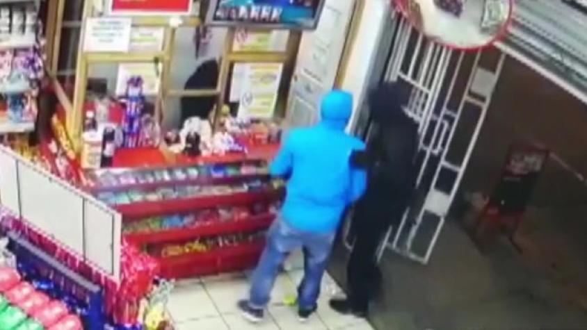 Delincuentes golpean a cajera en violento asalto a minimarket