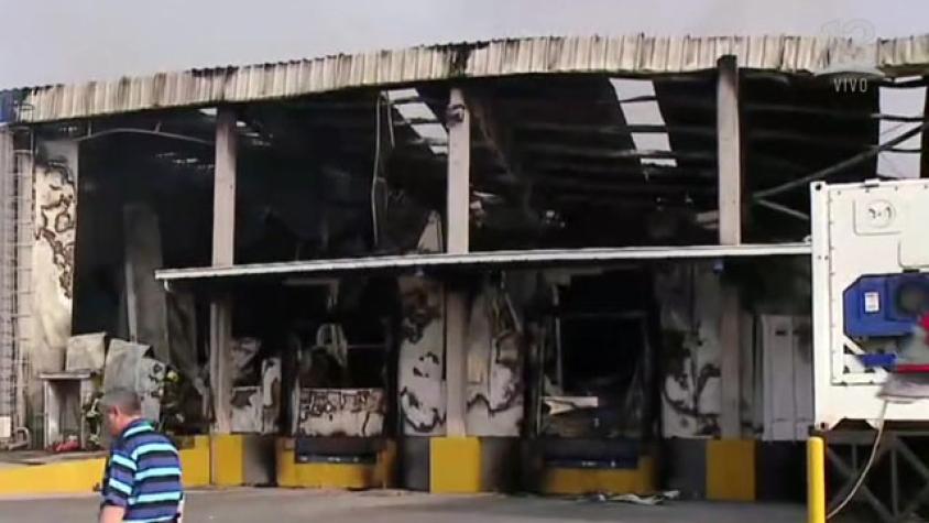 Incendio afecta a frigorífico de Pudahuel