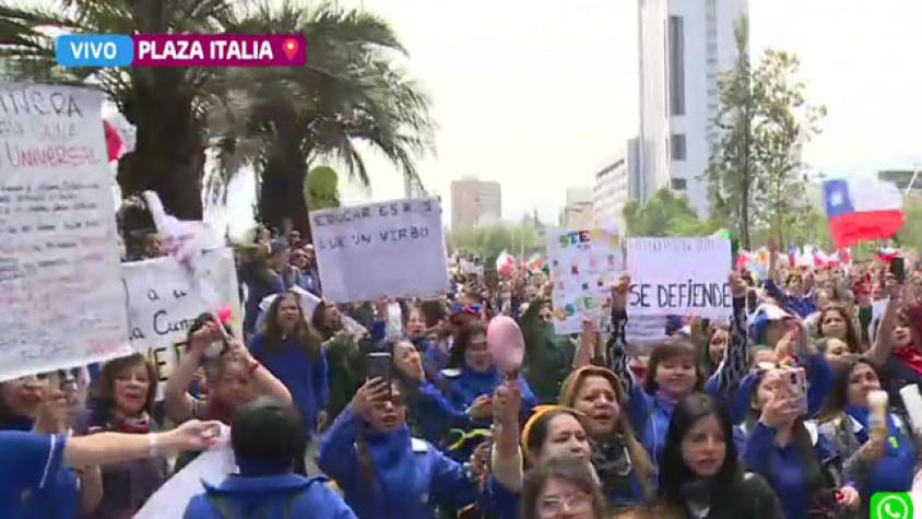 Educadoras de párvulos se manifiestan pacíficamente en Plaza Italia