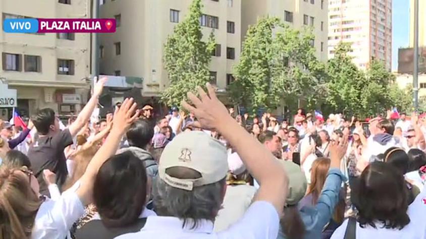 Evangélicos oran por Chile en Plaza Italia