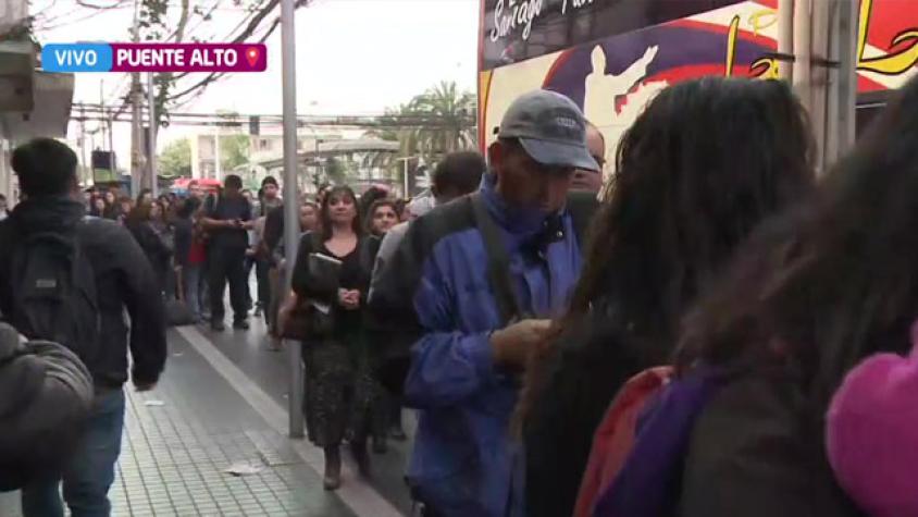 BV en terreno: Larga fila para tomar locomoción en Puente Alto