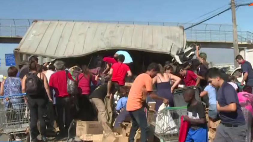 Camión se volcó en Quilicura y perdió su mercadería