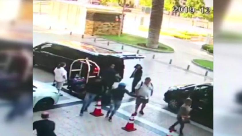 Delincuentes armados asaltaron a turistas en la entrada del hotel