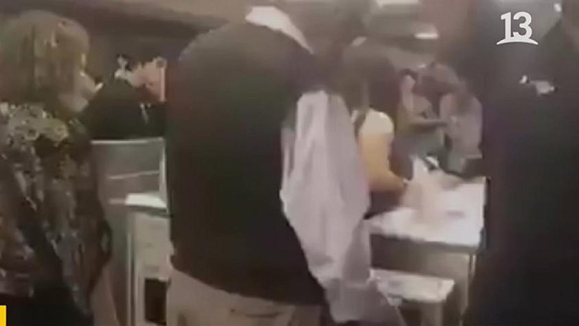 Insultan a adulto mayor por pagar su pasaje de Metro