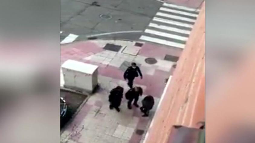 Policía española en picada contra persona que no respetó cuarentena 