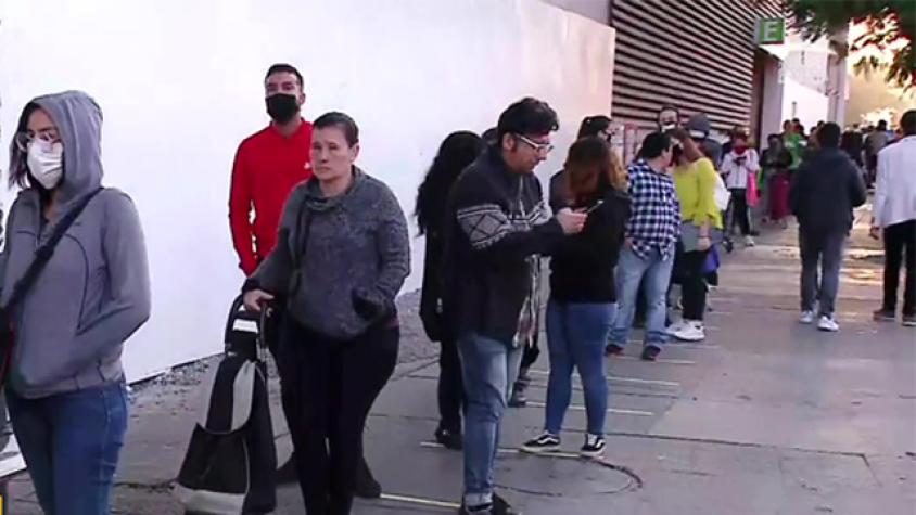 Desde temprano se registran largas filas en supermercados