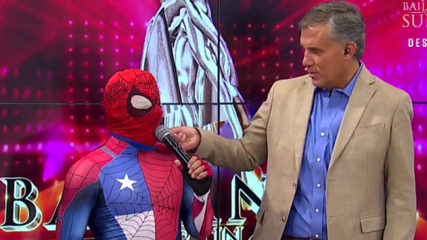 Sensual Spiderman le enseñó sus mejores pasos a Felipe Vidal