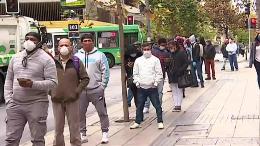 Larga fila para cobrar seguro de cesantía 