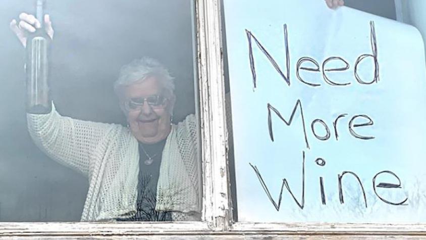 “Necesito más vino”: Petición de abuela en cuarentena se viraliza en todo el mundo