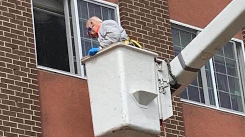 Abuelo usa grúa para reencontrarse con su esposa durante cuarentena en EE.UU.