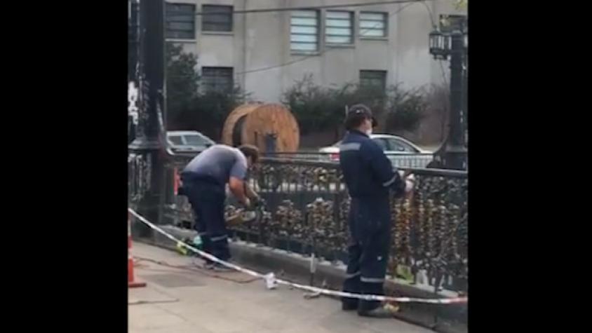 Adiós al romance: cortan “candados de amor” del Puente Pío Nono