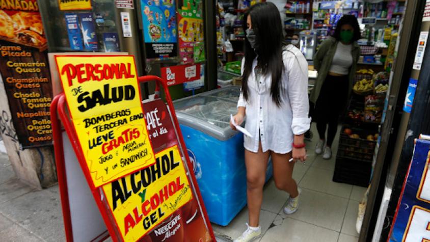 Almacén regala comida y bebestibles a personal de salud, bomberos y adultos mayores