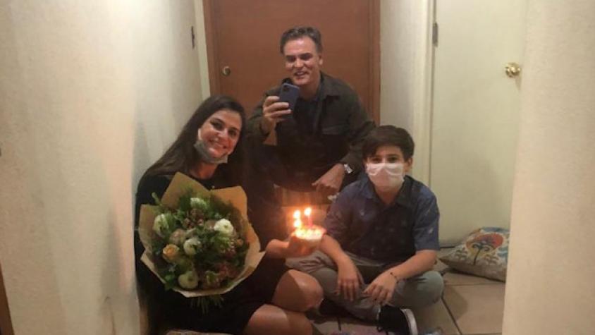 Amaro Gómez-Pablos celebra cumpleaños de su mamá con picnic en un pasillo