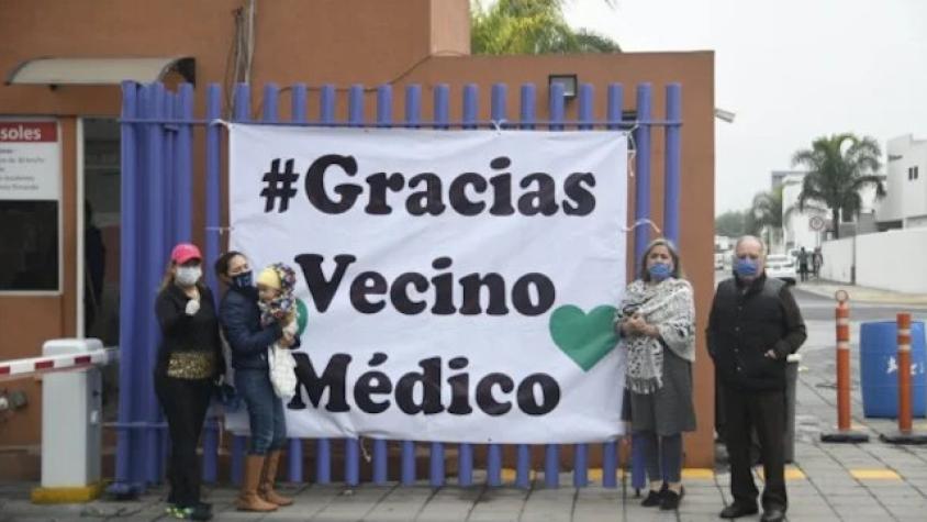 Vecinos agradecen con cartel gigante a personal de la salud en México