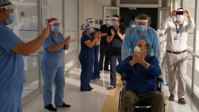 Paciente que tuvo COVID-19 es dado de alta entre aplausos tras 26 días hospitalizado