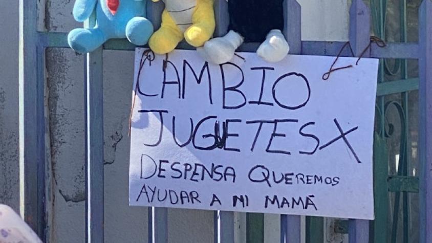 Niño puso en venta sus juguetes a cambio de comida en México