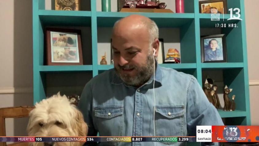 Miguel Acuña muestra a su perrita en medio de contacto en vivo