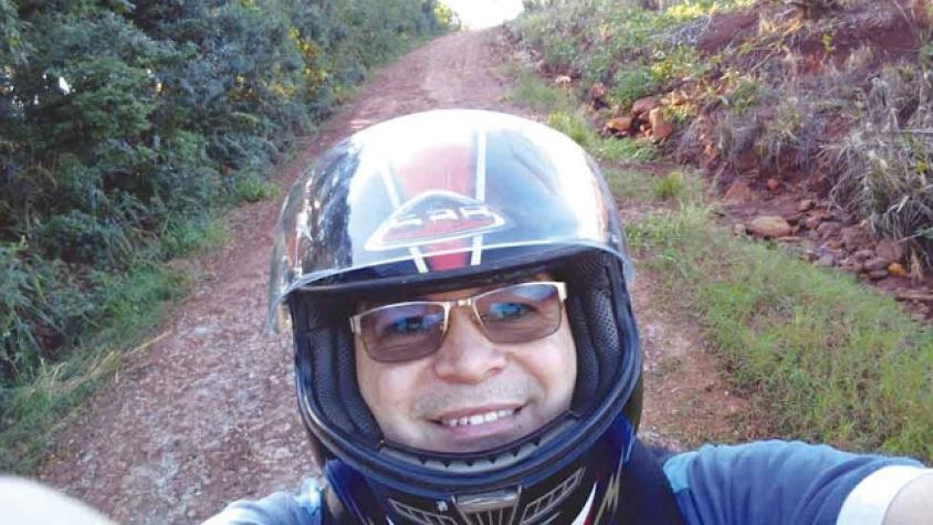 Profesor viajó en moto durante 3 días para entregar material a sus alumnos
