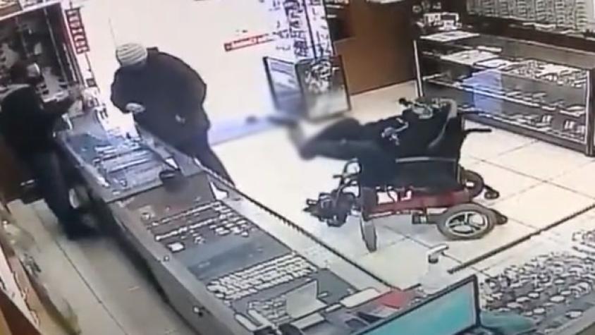 Ladrón sin brazos intenta asaltar joyería con un arma sujetada con sus pies