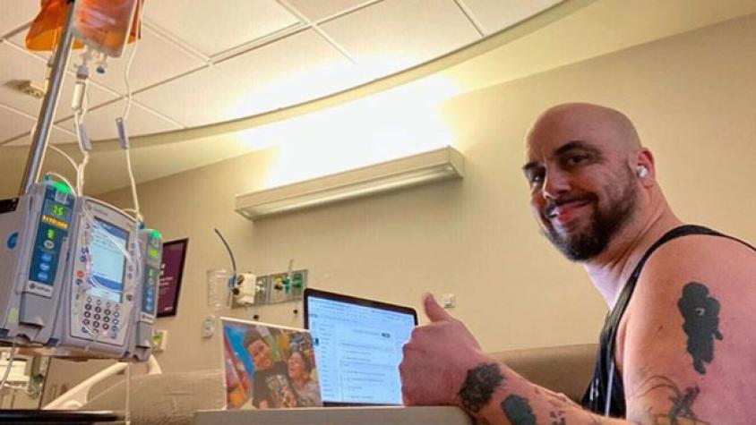 Profesor internado por cáncer realiza clases virtuales desde el hospital en EE.UU.