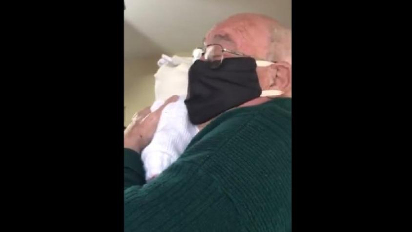 Emotivo encuentro de anciano con su bisnieto de 2 meses se convierte en viral
