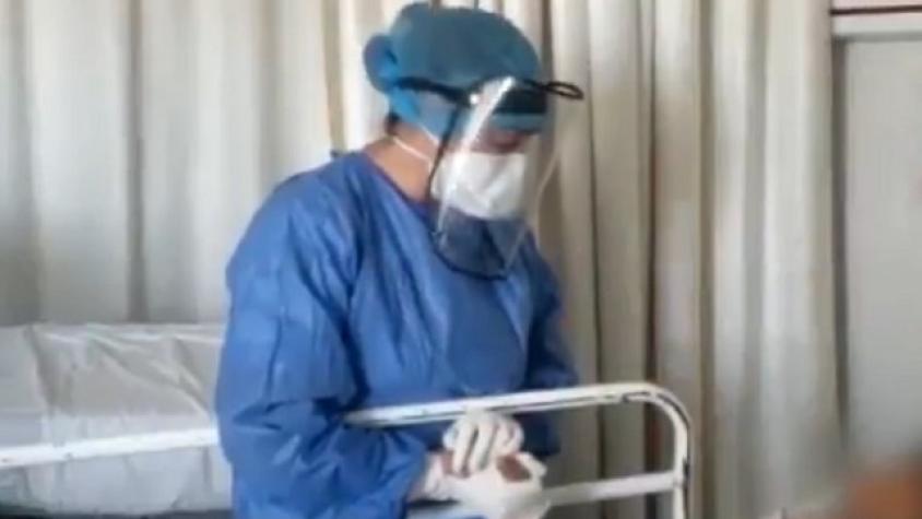 Enfermera conmueve al cantarle a paciente contagiado con coronavirus