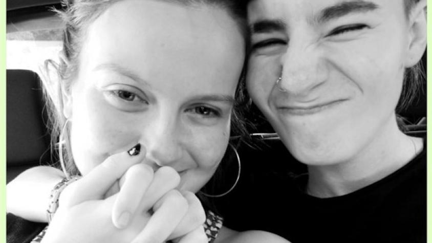 “No somos amigas”: Revelación de joven española en chat familiar se convierte en viral