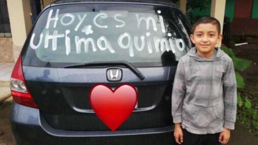 Niño de 9 años vence el cáncer y su familia lo celebra de una tierna manera