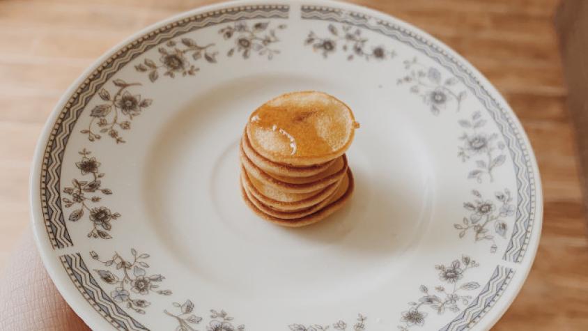 Joven le cocina mini pancakes a su hámster y muestra los impactantes resultados