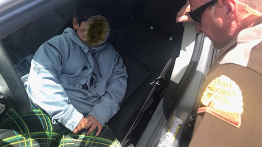 VIDEO: Niño de 5 años es detenido por conducir un auto en plena carretera