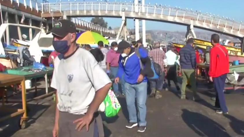 Gran cantidad de personas en Caleta Portales