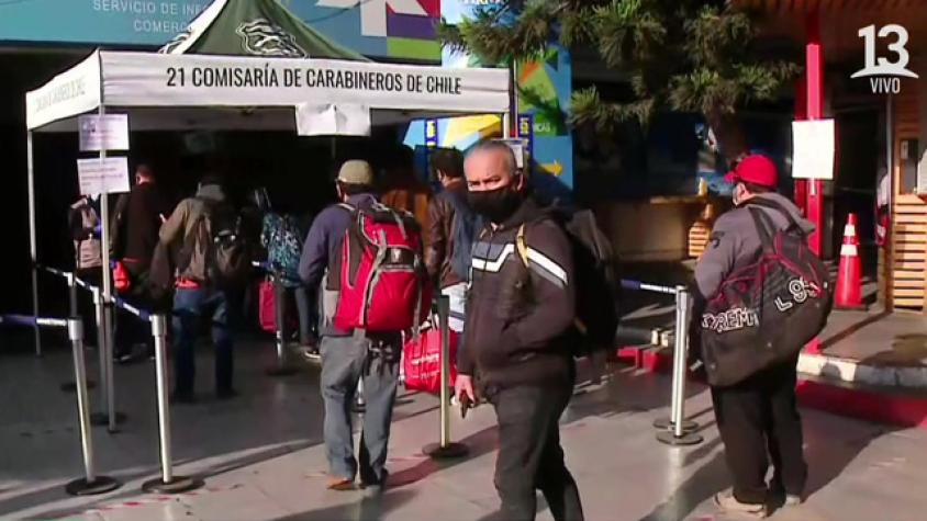 Largas filas en terminal de buses para salir de Santiago