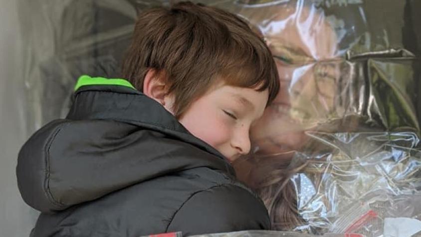 Profesora crea ingeniosa forma para abrazar a sus alumnos en esta crisis sanitaria