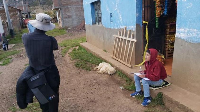 Profesor visita a sus alumnos para explicarles la materia que no entienden