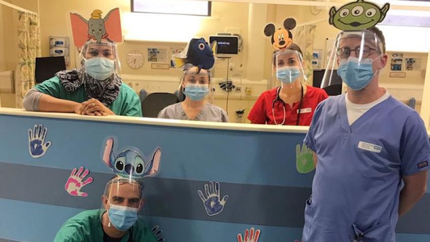 Inglaterra: Trabajadores de la salud usan protectores faciales con los personajes de Disney
