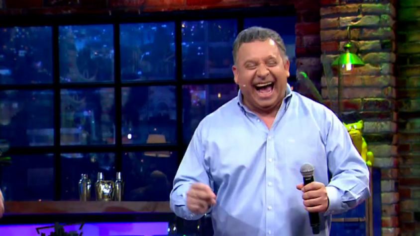 Willy Sabor contó su anécdota en la Noche Alba, cantó "El León" y fue pifiado