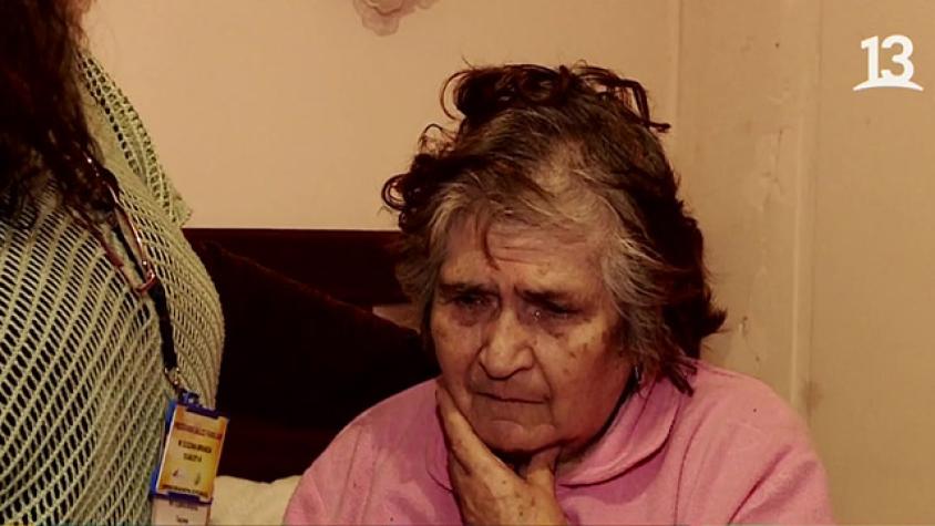 Indignante: anciana vive en departamento lleno de hongos y humedad