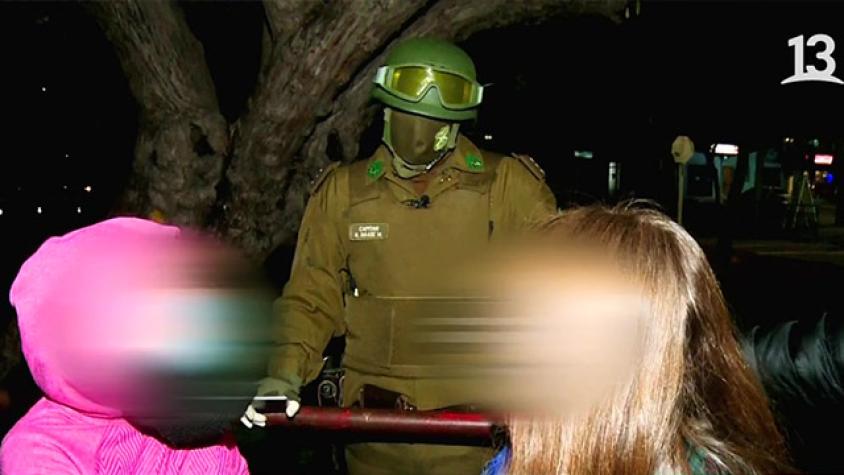 Supuesta trabajadora de hospital fue encontrada consumiendo alcohol en una plaza