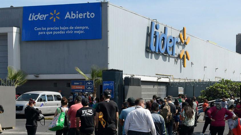 Walmart adelanta horario de cierre en 34 locales de la región Metropolitana