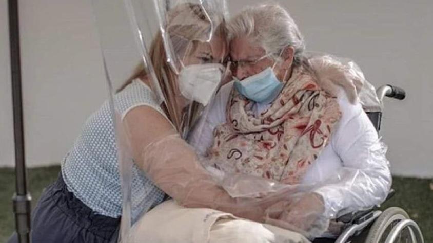 Hogar de ancianos emociona al mundo con original medida durante visitas