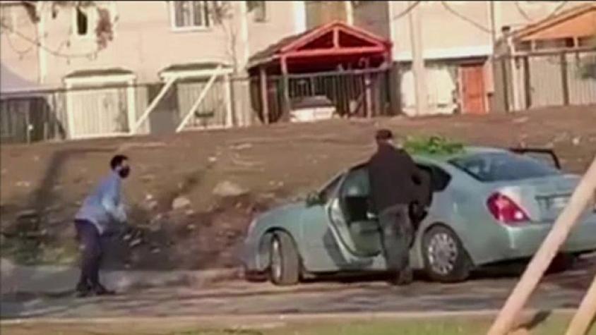 Conductor se bajó a comprar en una verdulería y 5 sujetos le robaron el auto