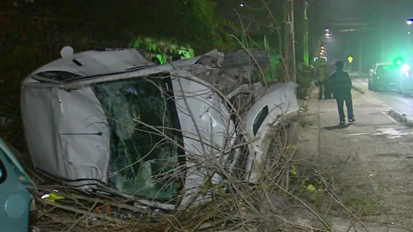 Conductor ebrio impactó un árbol, una reja y un auto en San Ramón