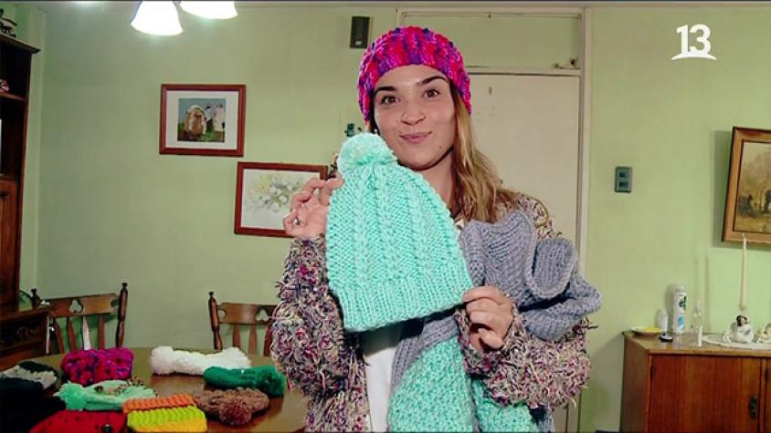 Tamara quedó cesante y se tuvo que reinventar vendiendo gorritos de lana 