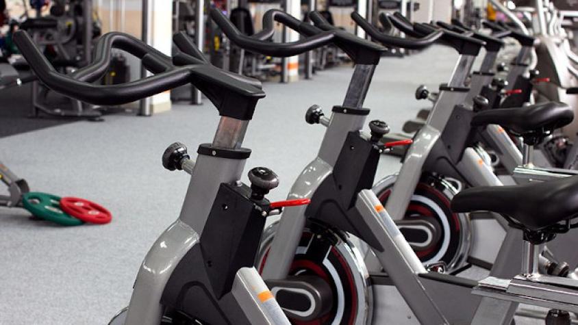 Delincuente borracho trata de escapar en una bicicleta estática