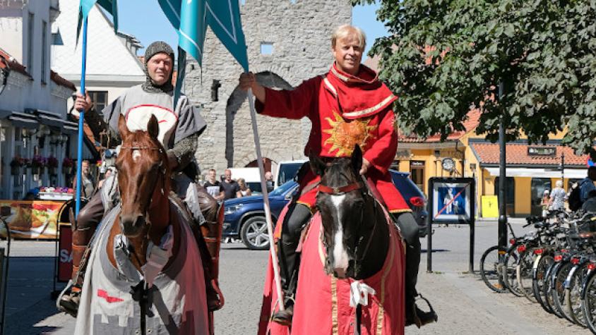 Suecia: Caballeros medievales se pasean para recordar el distanciamiento social