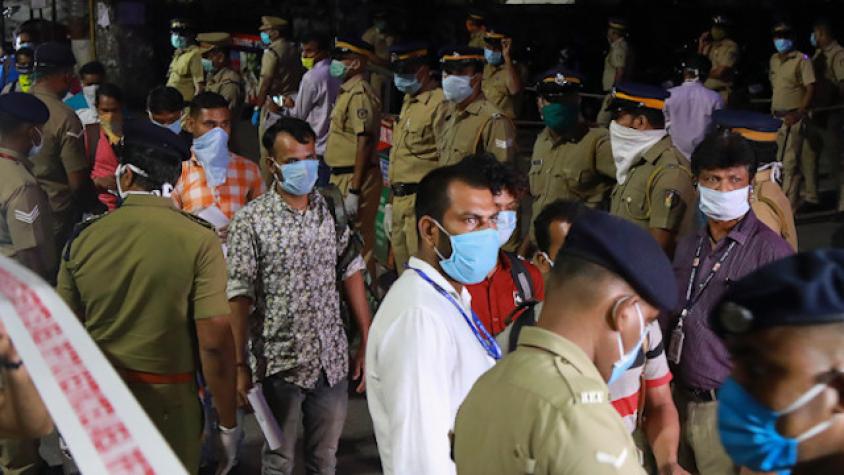 Detienen a pareja de chilenos en India por dormir en un terreno privado