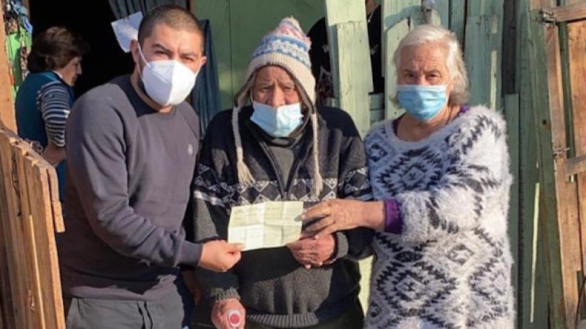 Futbolista Nicolás Maturana regala una casa a pareja de abuelitos