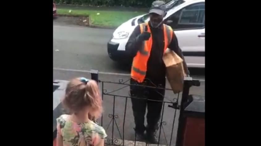 Niña aprende lengua de señas para comunicarse con repartidor sordo